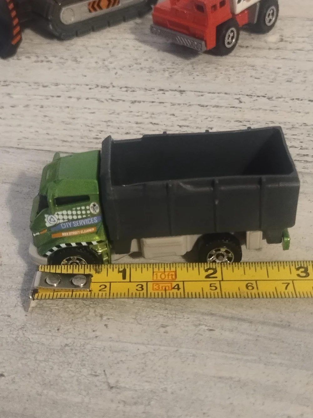 Lot 4 vehicles construction 3 matchbox diecast metal and plastic/1 maistoplstic